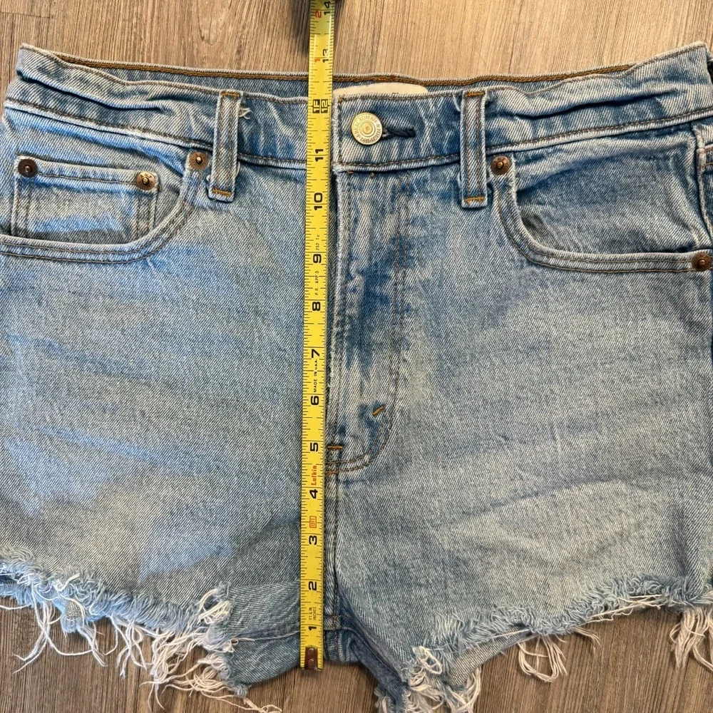 Abercrombie & Fitch Womens 27/4 Mom Short High Rise Light Wash - Picture 6 of 9